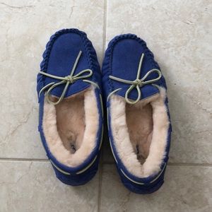 UGG NWOT never worn blue moccasin size 7 women’s